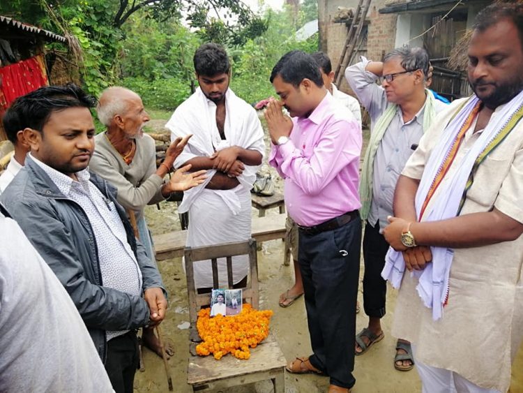 चट्याङबाट ज्यान गुमाएका परिवारलाई प्रदेश सरकारद्वारा एक÷एक लाख 