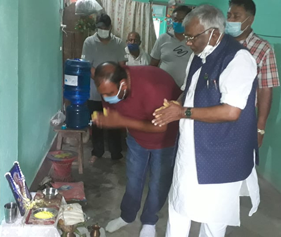 सामाजिक विकास मन्त्री नवलकिशोरद्वारा स्व. माझीप्रति सम्वेदना  