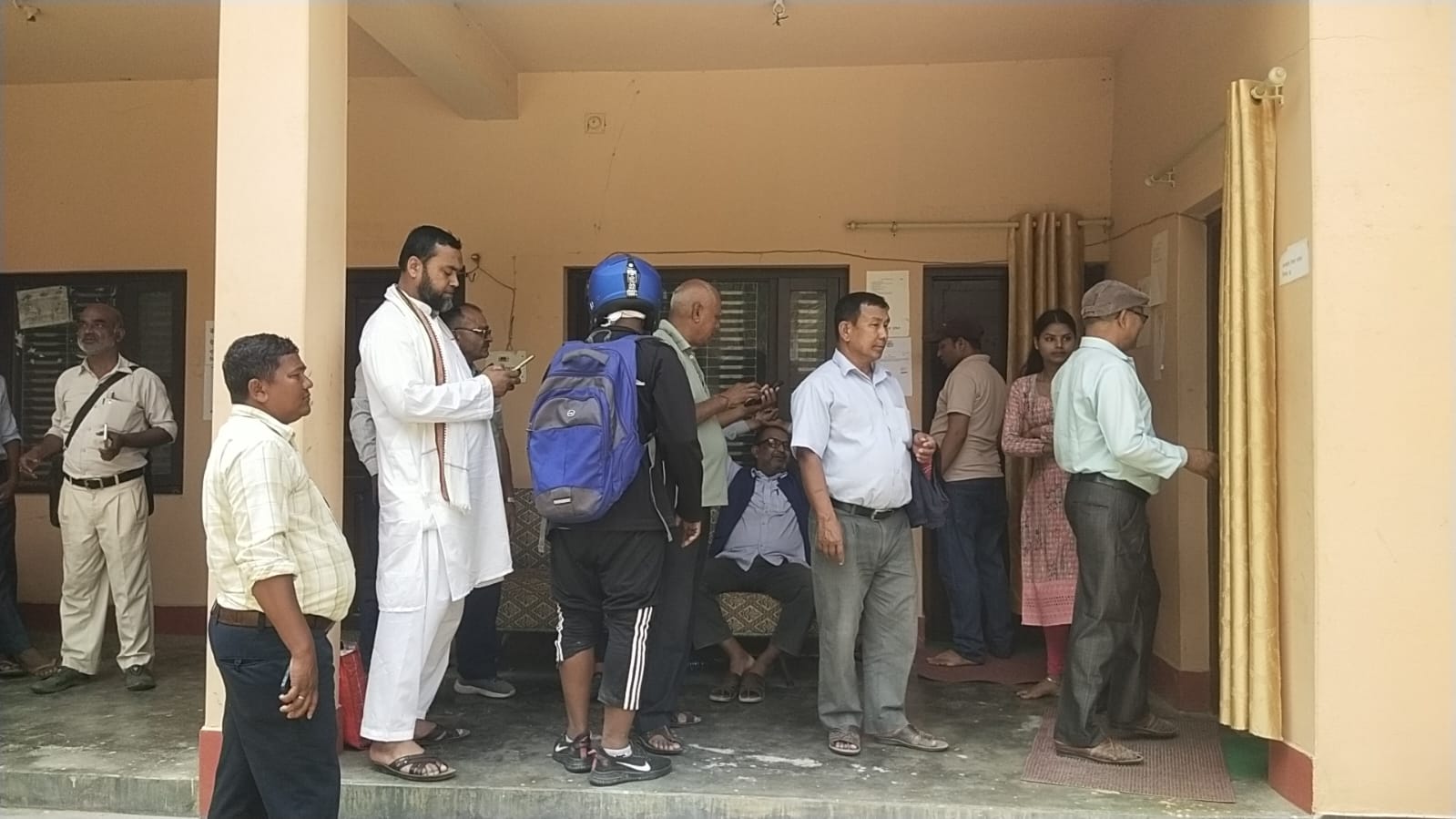सप्तरीका दुई कार्यालयमा तालाबन्दी, व्यक्ति व्यक्तिले चिठी बिक्रि गरेको भन्दै शिक्षा विकास इकाई कार्यालय सप्तरीमा तालाबन्दी 