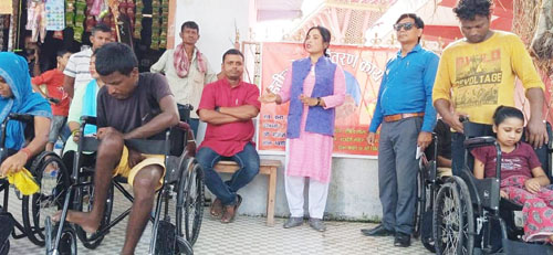 अशक्तलाई घर घरमै पुगी ह्वीलचेयर बाँड्दै सुनिता